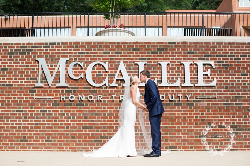 Chattanooga photographer capturing classic and beautiful day created by Chattanooga florist The Clay Pot and Chattanooga Caterer Events with Taste. This Hunter Museum wedding was full of romance.