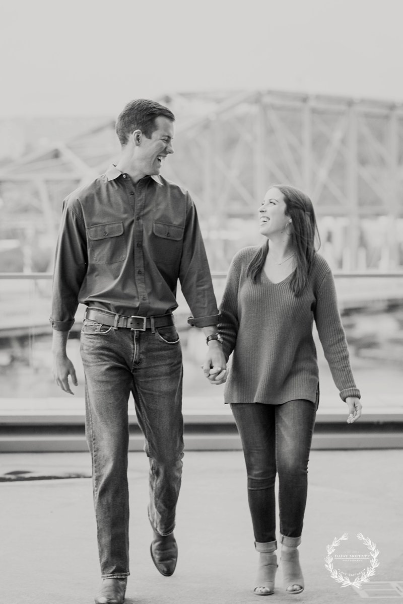 downtown chattanooga engagements during the fall with engagement tips from Chattanooga photographer Daisy Moffatt Photography