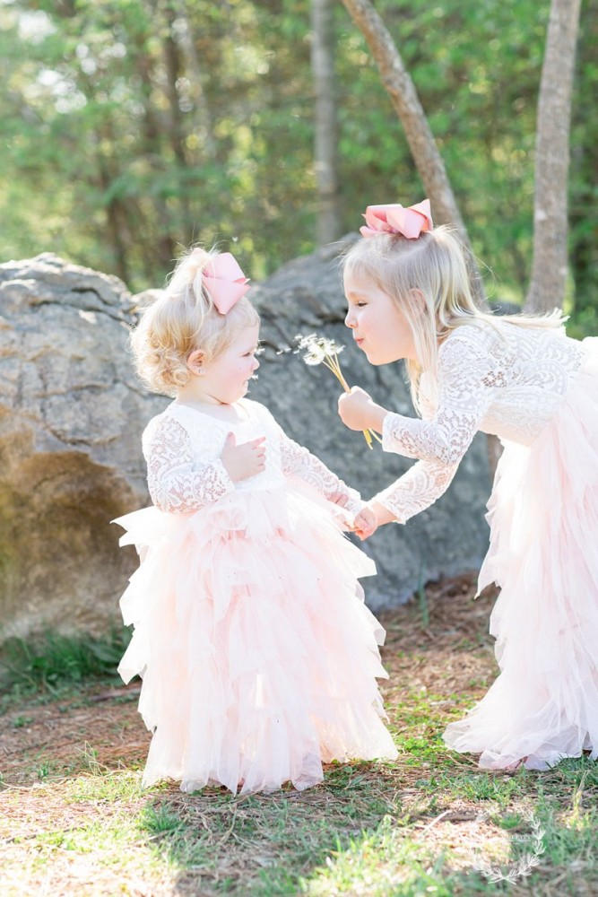 chattanooga photographer daisy moffatt captured a sweet family portrait session at heritage park