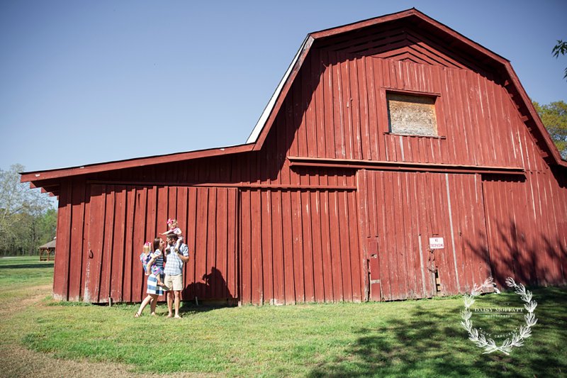 chattanooga photographer daisy moffatt captured a sweet family portrait session at heritage park