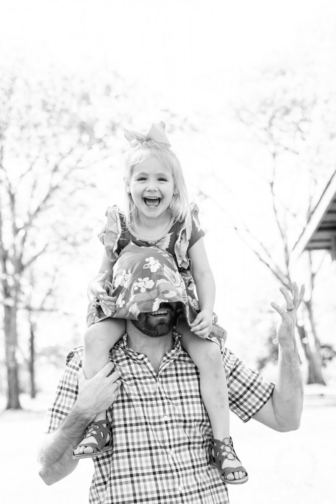 chattanooga photographer daisy moffatt captured a sweet family portrait session at heritage park