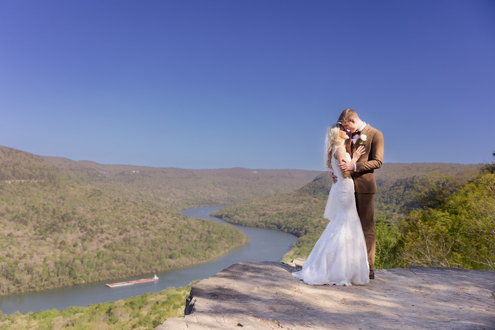chattanooga elopement on the river with snoopers rock photography
