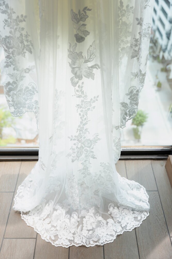 Chattanooga Westin wedding with lace gown from ever after bridal and chattanooga photographer Daisy Moffatt photography 