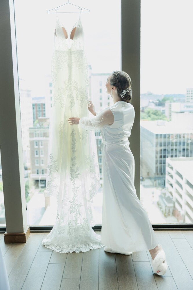 Chattanooga Westin wedding with lace gown from ever after bridal and chattanooga photographer Daisy Moffatt photography 