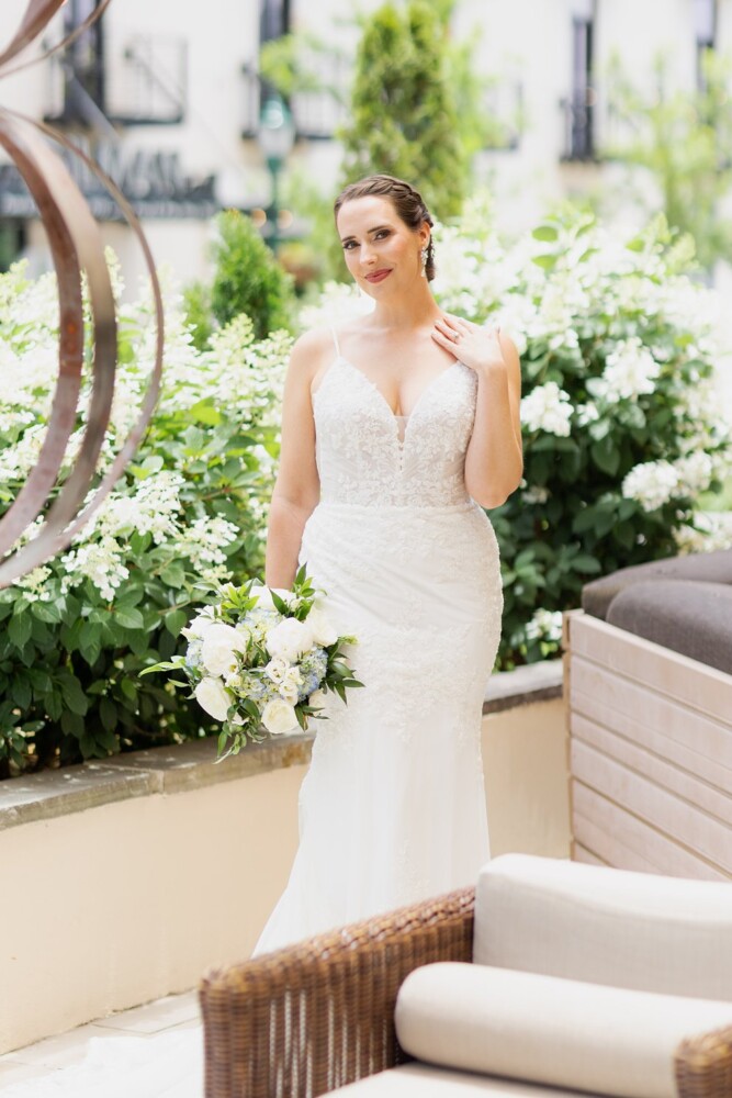 Chattanooga Westin wedding with lace gown from ever after bridal and chattanooga photographer Daisy Moffatt photography 