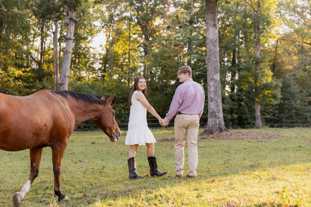 Fall time Signal Mountain engagements with horse by Chattanooga photographer Daisy Moffatt